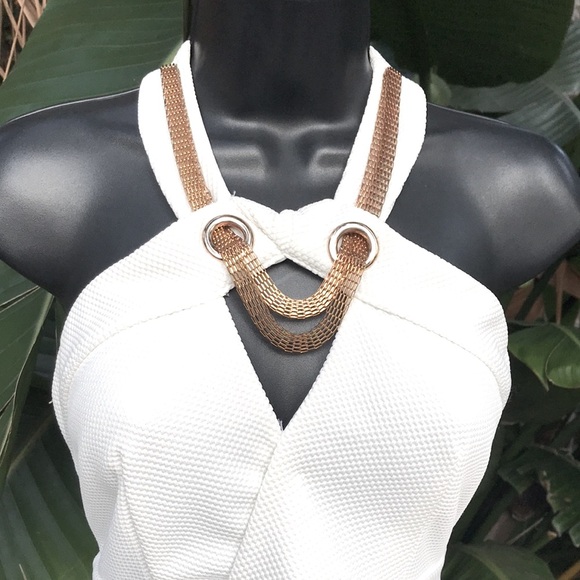 Cut out halter dress with chain detail - Picture 2 of 10